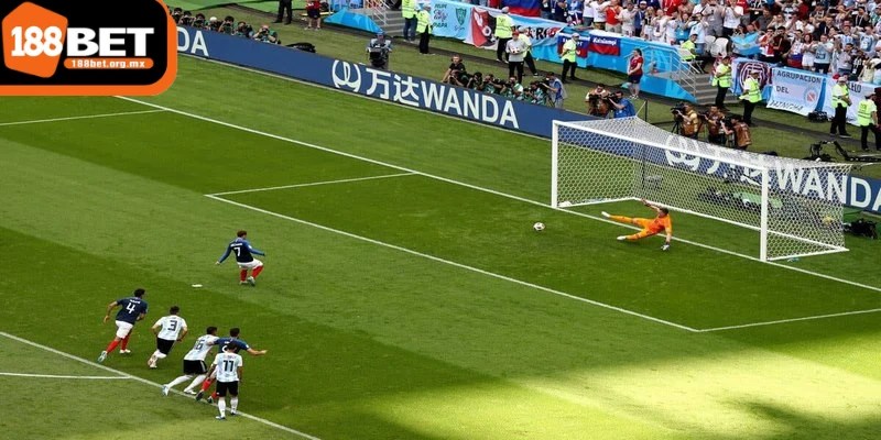 Cầu thủ thực hiện quả đá phạt trực tiếp sẽ thể hiện kĩ năng của mình